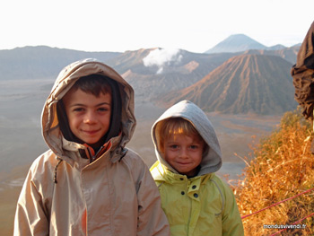 ENFANTS A BROMO